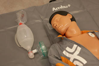 Un mannequin pour apprendre et exercer  la réanimation  cardiopulmonaire.