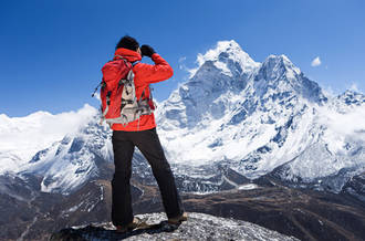 Une personne admirant la montagne