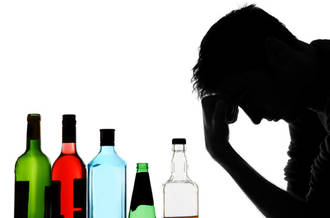 homme devant des bouteilles d'alcool