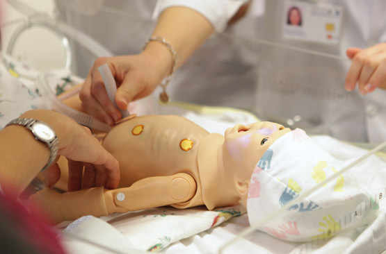 Les mannequins sont pilotés par un technicien de simulation en santé qui peut faire varier les constantes vitales et l'état clinique.