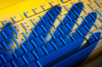 Ombre d'une main sur un clavier