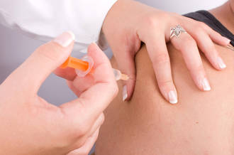 Homme se faisant vacciner