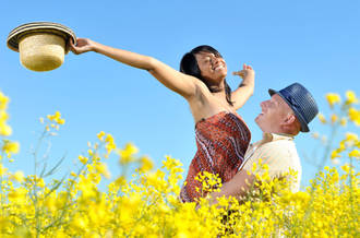Un couple dans un champs