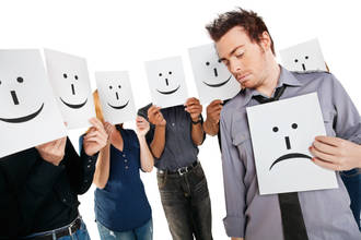 Une personne malheureuse dans une foule de gens heureux