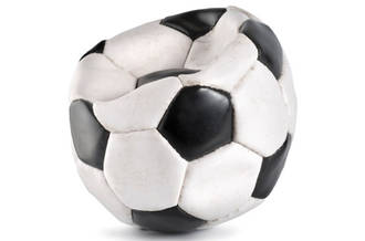 Ballon de foot crevé