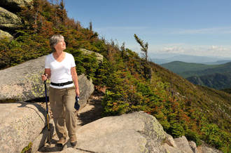 Promeneuse sur un rocher
