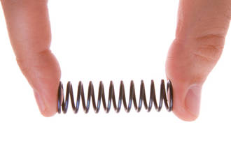 Doigts tenant un ressort