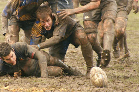 Joueurs de rugby dans la boue