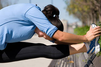 Jeune femme faisant du stretching
