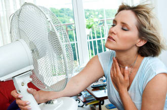 Femme ayant des bouffées de chaleur