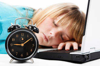 Adolescente endormie sur son ordinateur