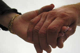 maladie d'alzheimer: deux personnes se tiennent la main