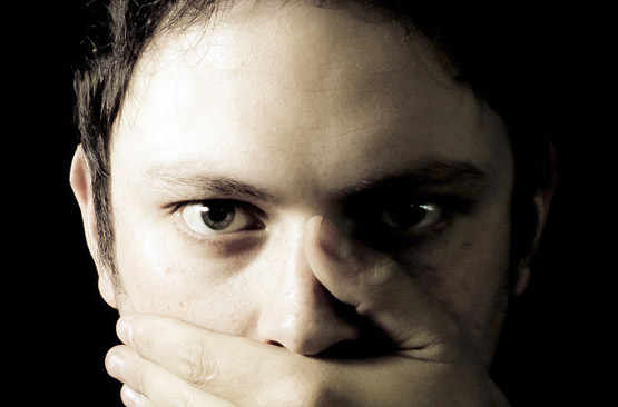 Main devant la bouche