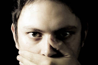 Main devant la bouche