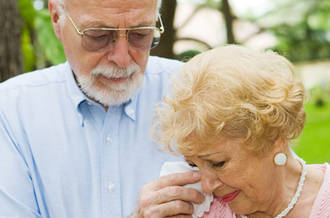 personne en consolant une autre