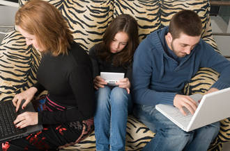 Jeunes accrochés à leurs ordinateurs, consoles de jeux