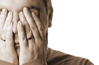 Homme avec la tête dans les mains