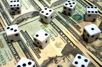 Jeu de dés et billets de banque