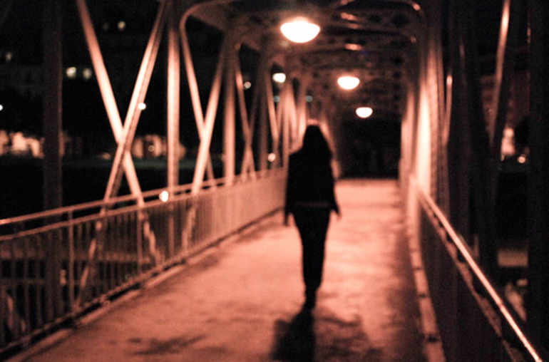 femme marchant seule le soir