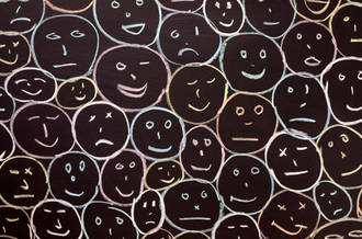 Foule de visages dessinés