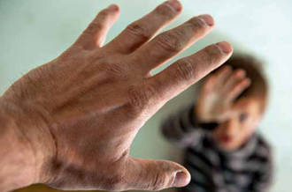 Une main d'adulte face à un enfant