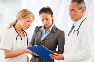 Des médecins avec une patiente