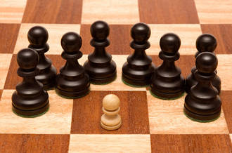 Petit pion blanc mis en échec par des pions noirs