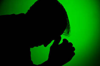 Silhouette d'un homme déprimé