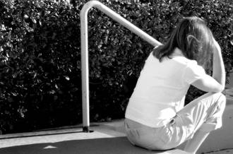 femme seule la tête dans les mains