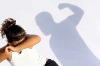 La violence conjugale tue de vingt à trente femmes par an