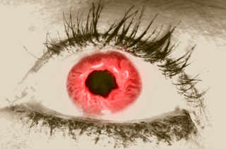 Un oeil rouge