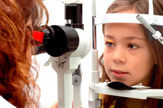 Examen des yeux d'une fillette