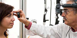 La prévention des problèmes oculaires passe par un contrôle annuel du fond de l’œil.