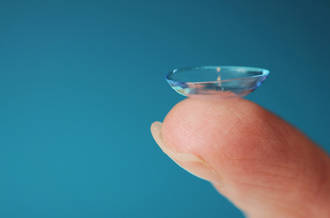 Presbytie: comment faire l’économie à la fois des lunettes et de la chirurgie