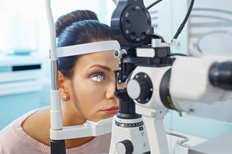dans-loptique-ophthalmology-docteur-examen-médical-opthalmologue-oeil-opticien