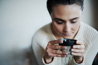 du-cafe-fraîchement-moulu-sentant-comme-paradis