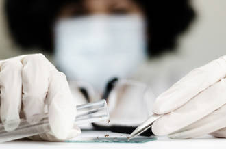 médecin-avec-masque-plantés-virus-sur-plaque-de-verre