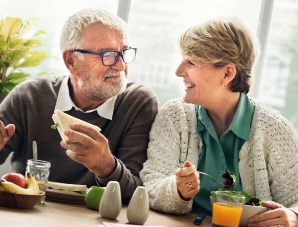 Hommes_prennent_ventre_femmes_cuisses_hanches