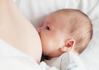 maman_boit_bebe_trinque