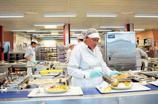 Les employés disposent de soixante-cinq minutes pour préparer les 1100 repas des patients de Cluse-Roseraie