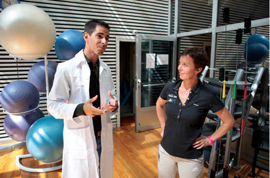 Le docteur Stéphane Borloz et la physiothérapeute Suzanne Gard.