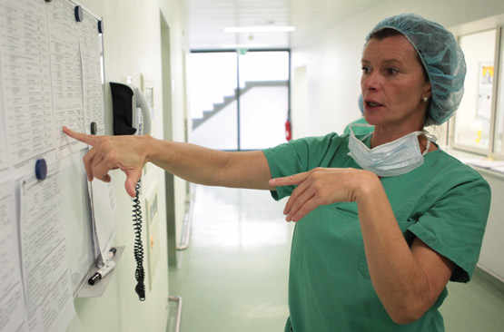 L’infirmière-cheffe détaille le programme opératoire