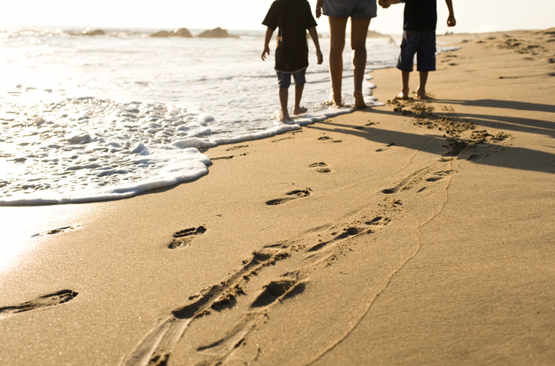 Marchez au bord de la plage