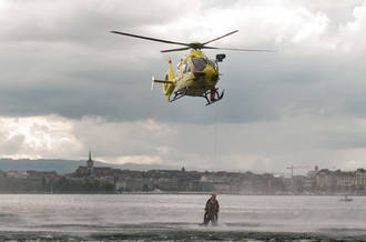 En haut, un hélico. Au bout du treuil, un plongeur en plein sauvetage.