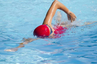 Une femme qui fait de la natation