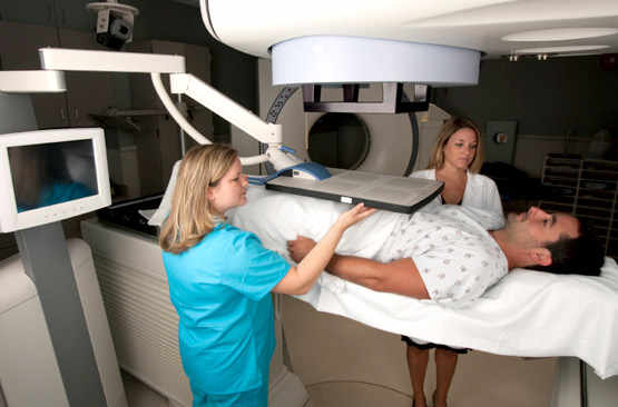 un patient en train de passer une radiographie